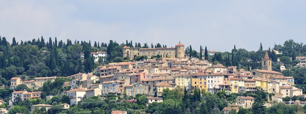 Où peut-on trouver une location en Provence avec des cours de cuisine provençale et des visites de marchés locaux?